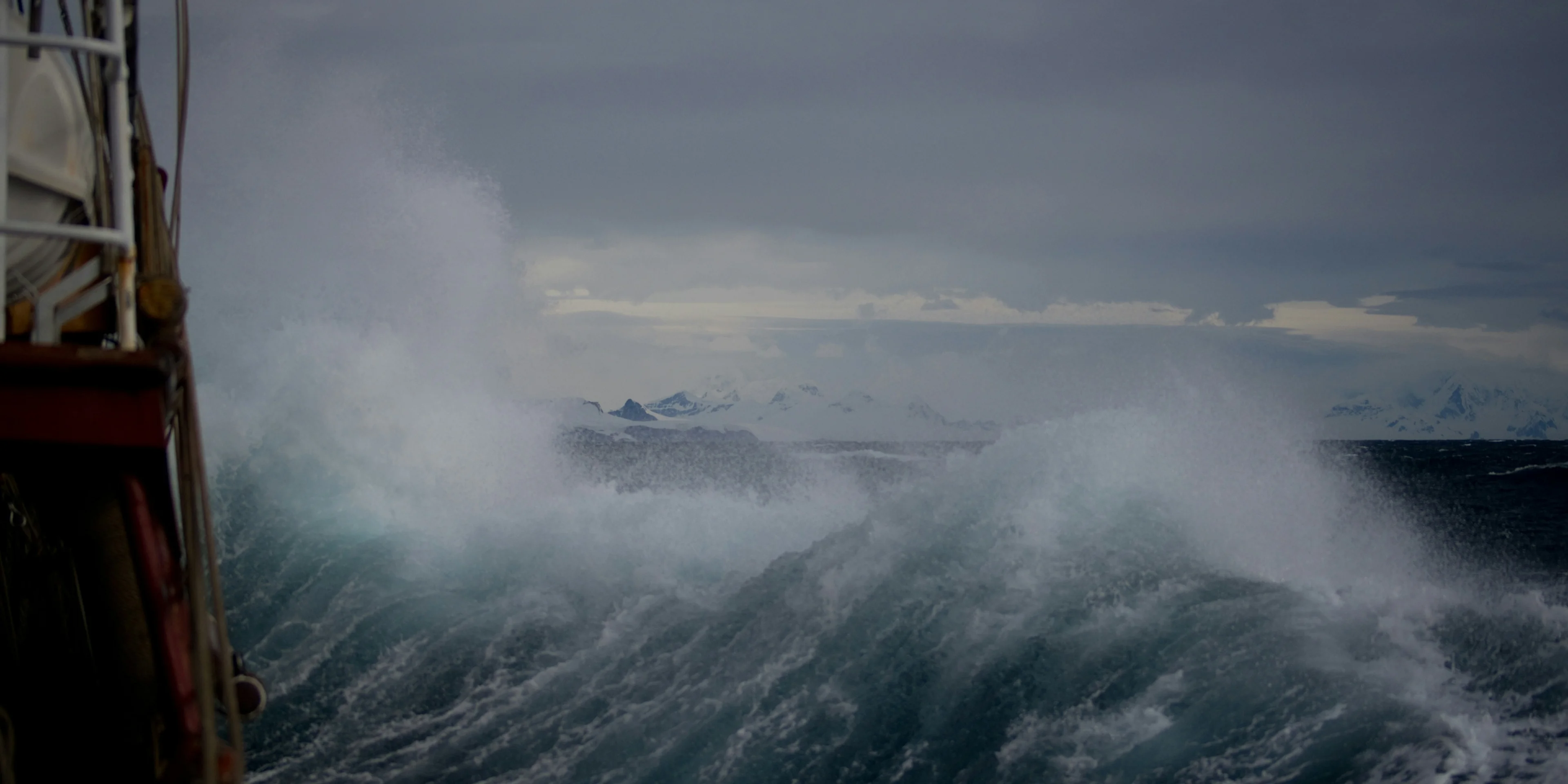 huge wave at daytime