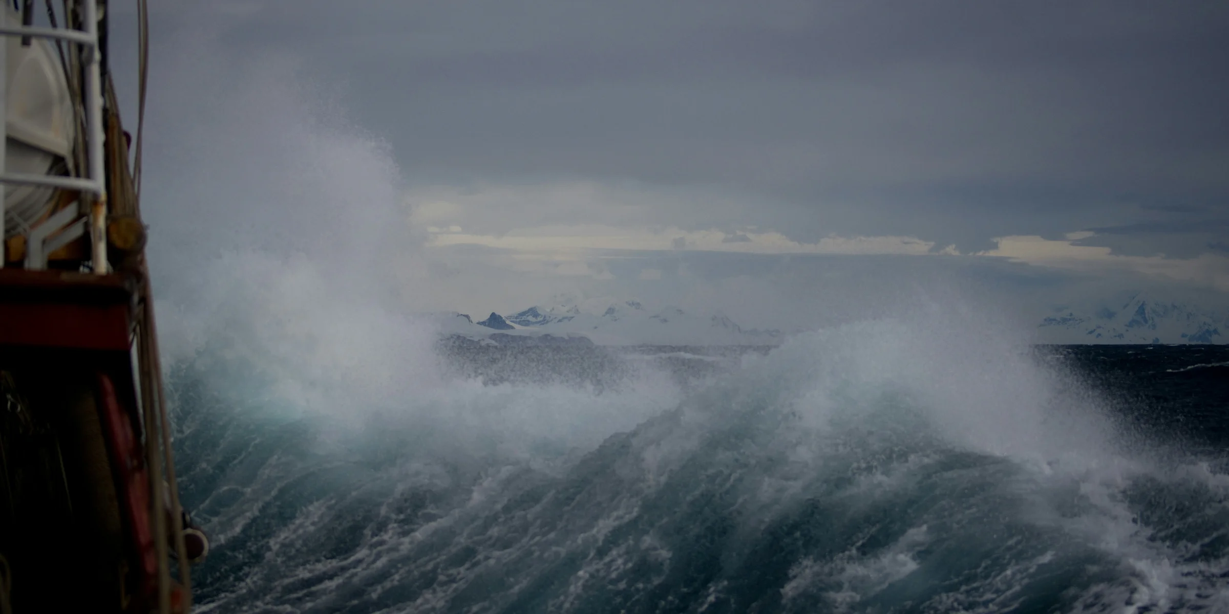 huge wave at daytime