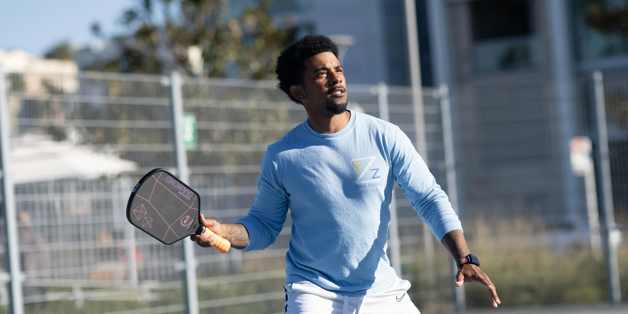 A man holding a tennis racquet on a tennis court.