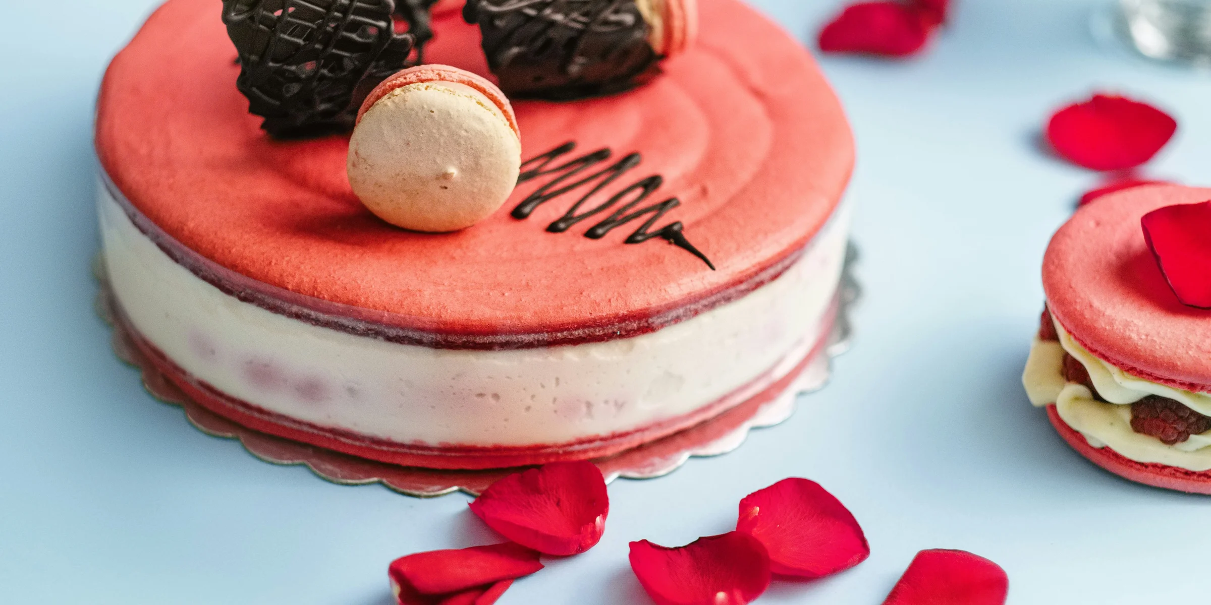 round red and white cake with cookies toppings.